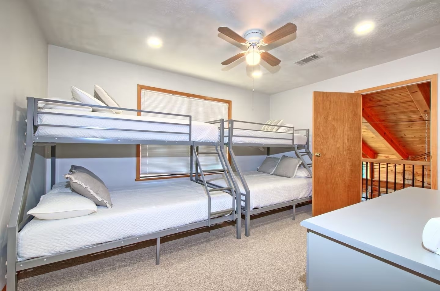 Bunkroom with comfortable beds for the whole crew